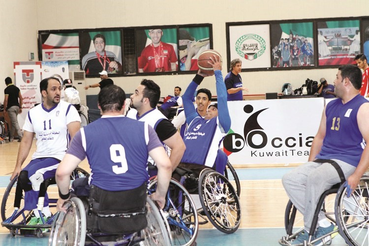 اللاعب نزار يرمي الكرة بالسلة بين اللاعبين﻿