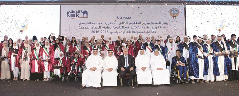 د بدر العيسى وعصام الصقر وصلاح الفليج في لقطة تذكارية مع اوائل الخريجين 