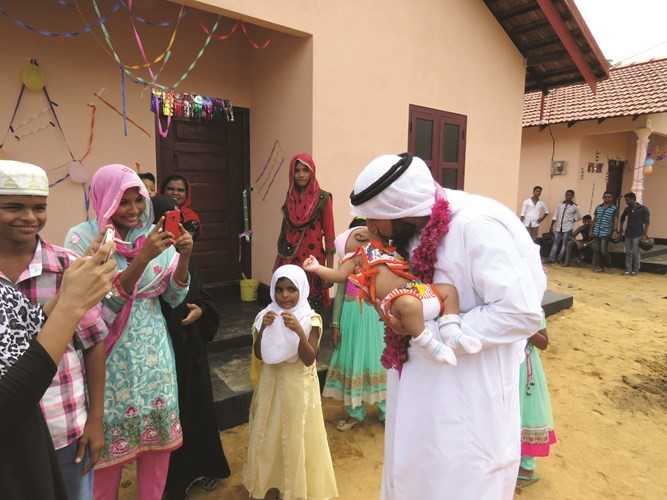 محمد القصار يحمل طفلا صغيرا