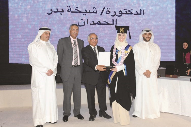 دابراهيم هادي ودعادل الخضر يكرمان احدى الخريجات