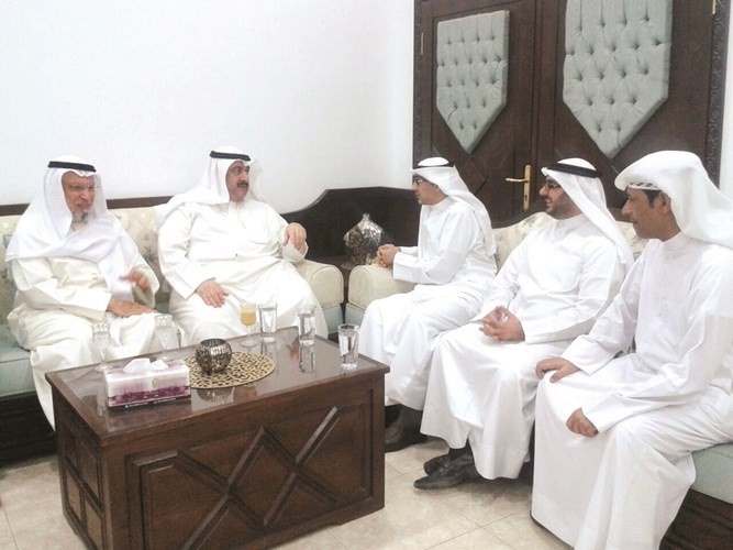 احمد باقر مهنئا اعضاء جمعية الصيدلة 