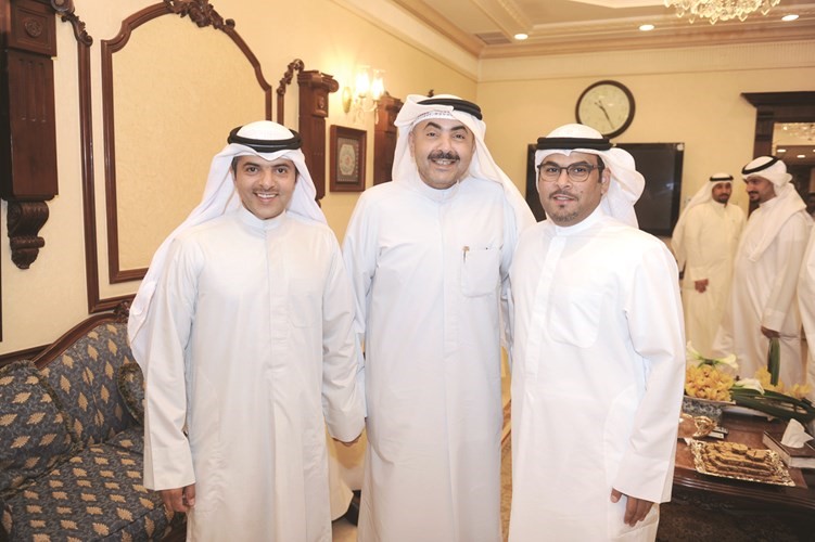 ناصر المطير متوسطا اثنين من المباركين﻿