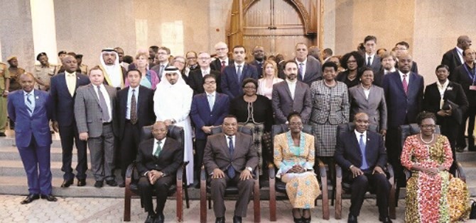 وزير المالية التنزاني متوسطا السفراء العرب والاجانب في احدى جلسات البرلمان بالعاصمة دودوما 