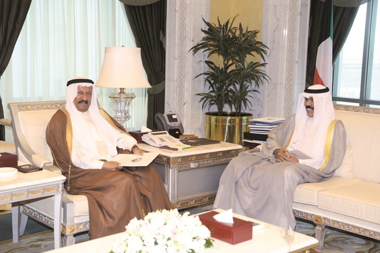 سمو ولي العهد الشيخ نواف الاحمد مستقبلا عبدالله العبد الرزاق