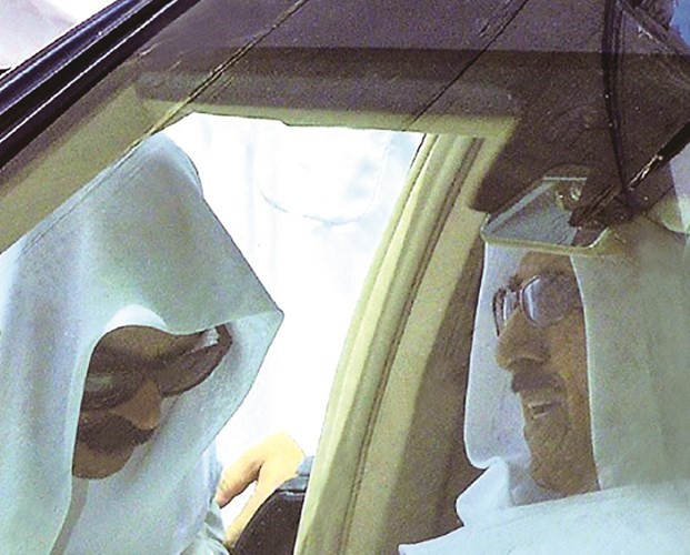 صاحب السمو الامير الشيخ صباح الاحمد يستمع لتفاصيل الاعتداء الاثم من نائب رئيس مجلس الوزراء ﻿﻿ووزير الداخلية الشيخ محمد الخالدفي موقع الحادث الارهابي﻿