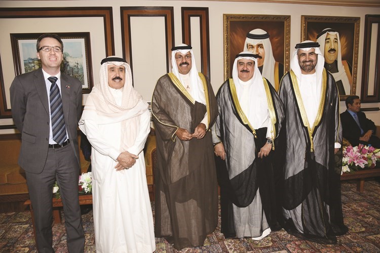ومستقبلا الشيخ احمد النواف والسفير الاماراتي رحمة حسين الزعابي والزميل احمد الجارالله