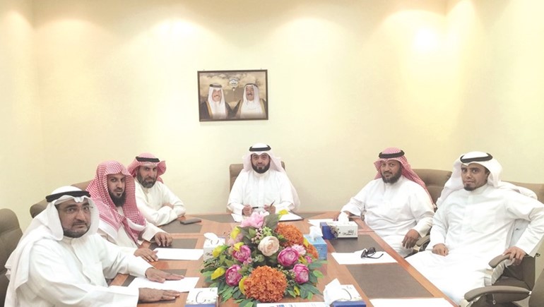  فايز المطيري واعضاء مجلس ادارة جمعية هدية خلال المؤتمر الصحافي
