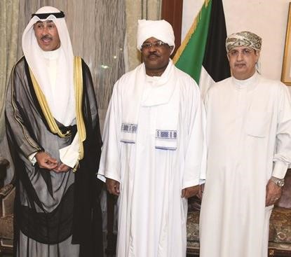 السفير السوداني محي الدين سالم يقدم التهاني 