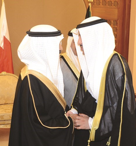 صاحب السمو الملكي الامير خليفة بن سلمان مصافحا مرزوق الغانم﻿