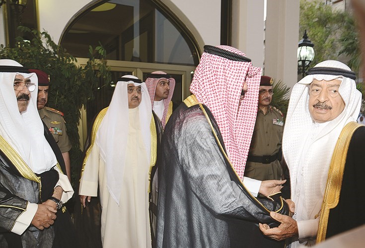 سمو ولي العهد الشيخ نواف الاحمد مرحبا بصاحب السمو الملكي الامير خليفة بن سلمان ويبدو الشيخ مشعل الاحمد﻿