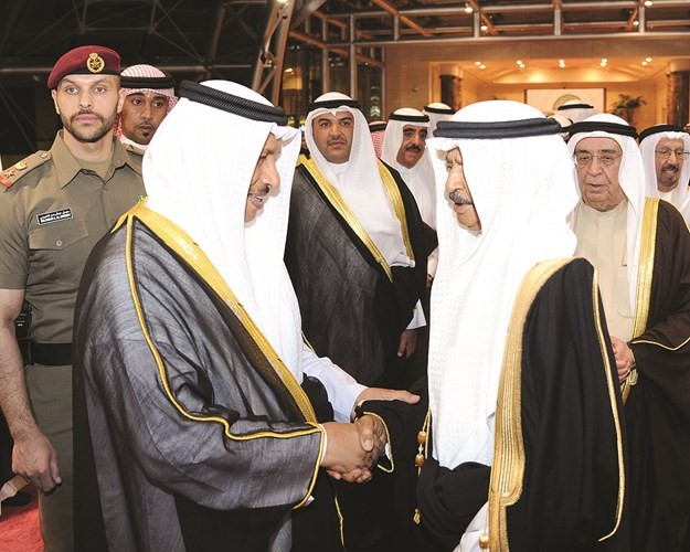 سمو الشيخ جابر المبارك مودعا صاحب السمو الملكي الامير خليفة بن سلمان﻿
