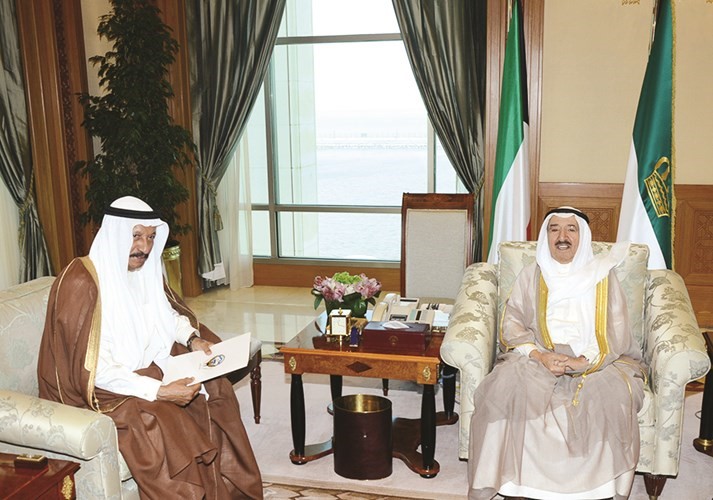 صاحب السمو الامير الشيخ صباح الاحمد مستقبلا رئيس لجنة المناقصات المركزية عبدالله العبدالرزاق
