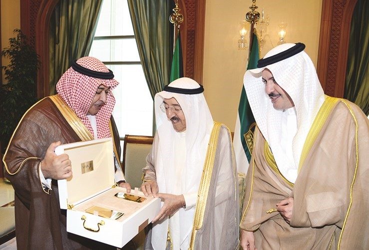 صاحب السمو الامير الشيخ صباح الاحمد يتسلم هدية من رئيس VIVA د محمود عبدالرحمن