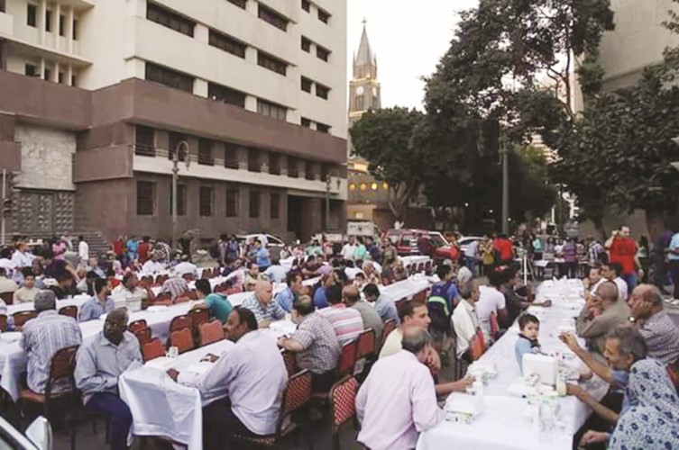 جانب من الافطار الجماعي الذي نظمته كنيسة قصر الدوبارة 