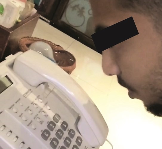 الشاب يبدا الاتصال بـ 112