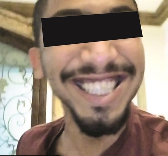 ويضحك هستيريا عقب البلاغ