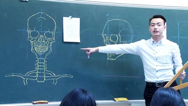 بالصور: معلم يدهش طلبته بمهاراته بالطبشور