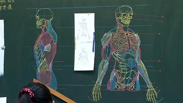 بالصور: معلم يدهش طلبته بمهاراته بالطبشور