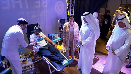 الوكيل المساعد لشؤون الخدمات الطبية المساندة دجمال الحربي ومديرة ادارة خدمات نقل الدم دريم الرضوان خلال فعاليات اليوم العالمي للمتبرعين بالدم