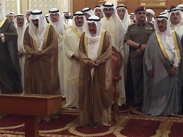 صاحب السمو الامير الشيخ صباح الاحمد وسمو ولي العهد الشيخ نواف الاحمد يؤديان الصلاة في مسجد الصادق
