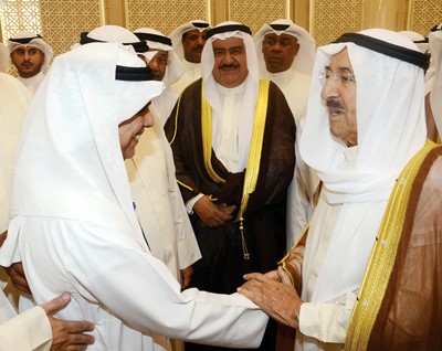 صاحب السمو مصافحا مستقبليه