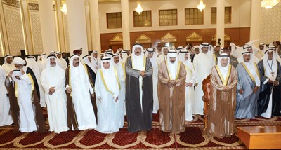 صاحب السمو الامير الشيخ صباح الاحمد وسمو ولي العهد الشيخ نواف الاحمد والشيخ محمد الخالد والمستشار محمد ابو الحسن وجموع من الحضور خلال اداء الصلاة في مسجد الامام الصادق