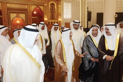 سمو الامير في احد اركان المسجد