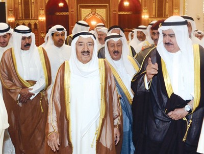صاحب السمو الامير الشيخ صباح الاحمد لدى وصوله الى مسجد الامام الصادق وفي معيته سمو ولي العهد الشيخ نواف الاحمد ويبدو الفريق م ثابت المهنا وجواد بو خمسين