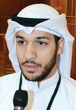 عدد من ذوي الشهداء يلقون كلماتهم خلال المناسبة