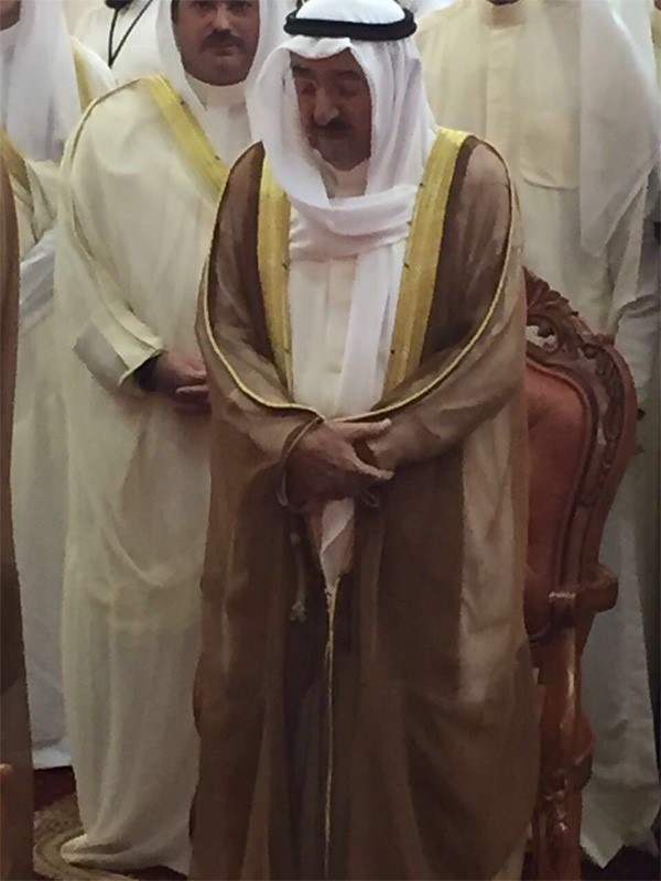 صاحب السمو الامير الشيخ صباح الاحمد يؤدي الصلاة بمسجد الامام الصادق