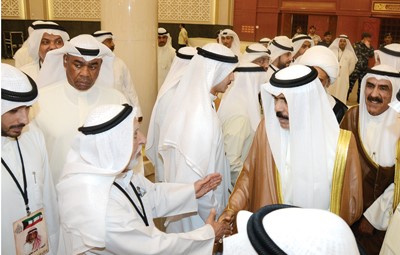سمو ولي العهد الشيخ نواف الاحمد مصافحا اهالي الشهداء