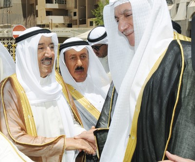 عدنان المطوع مصافحا سمو الامير