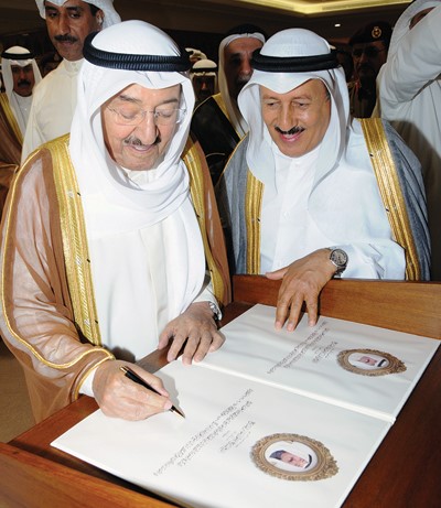 صاحب السمو الامير الشيخ صباح الاحمد يوقع في سجل التشريفات بمسجد الامام الصادق