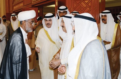 صاحب السمو في حديث مع احد رجال الدين