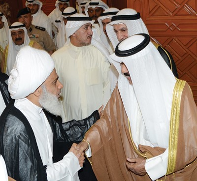 سمو ولي العهد يصافح احد رجال الدين