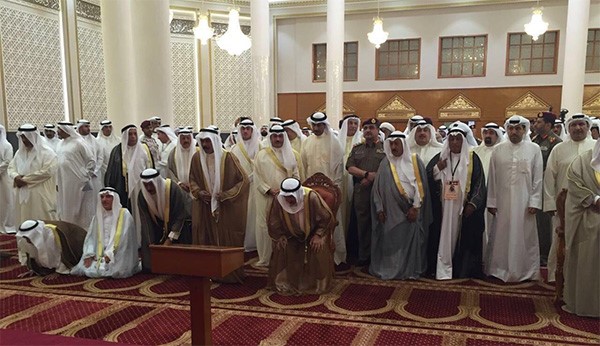 سمو الامير في مقدمة المصلين