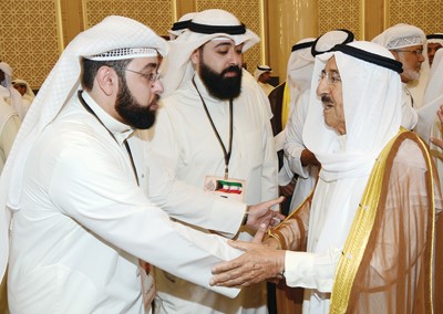 عدد من ذوي شهداء مسجد الامام الصادق في استقبال صاحب السمو الامير الشيخ صباح الاحمد لدى وصوله