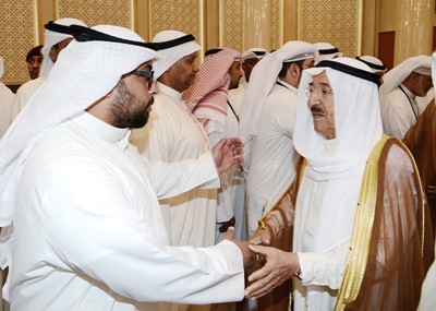 صاحب السمو مصافحا اهالي الشهداء