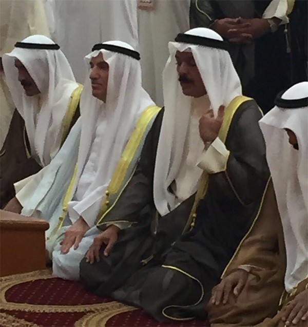 نائب رئيس مجلس الوزراء ووزير الداخلية الشيخ محمد الخالد يؤدي الصلاة في المسجد