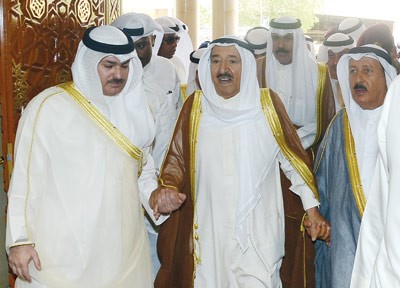 صاحب السمو الامير وسمو ولي العهد الشيخ نواف الاحمد يتفقدان المسجد ويبدو الشيخ خالد العبدالله وجواد بو خمسين