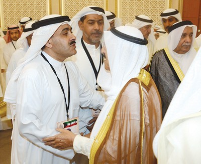 قبلة على راس صاحب السمو