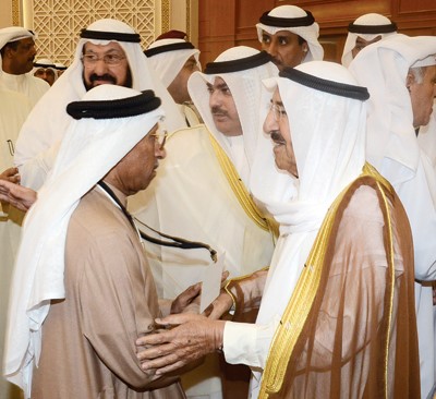 سمو الامير يصافح احد الحضور