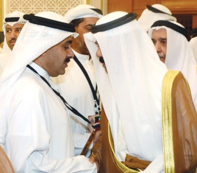 سمو ولي العهد مصافحا ذوي الشهداء