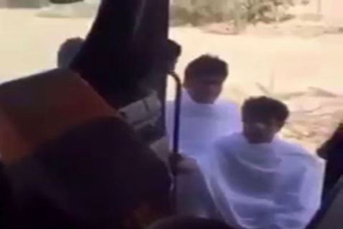 بالفيديو.. سائق باص يرفع السكين في وجه معتمرين ويتلفظ عليهم