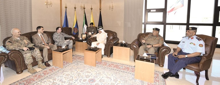 الشيخ خالد الجراح مستقبلا الفريق جون شاناهان بحضور اللواء الركن عبدالرحمن الهدهود واللواء الركن احمد العميري﻿
