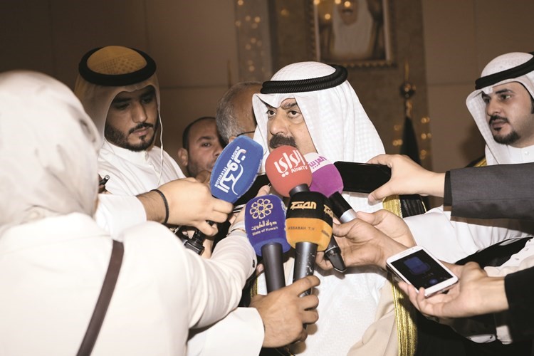 نائب وزير الخارجية خالد الجارالله متحدثا الى الصحافيين﻿