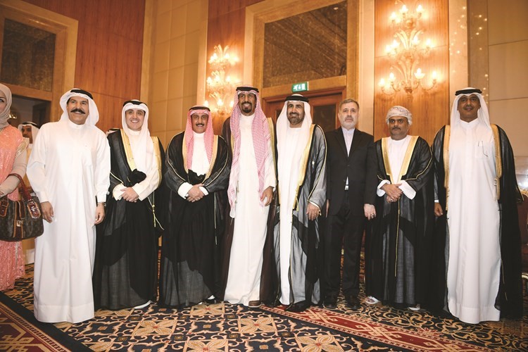 الشيخ د ابراهيم الدعيج والشيخ علي الخالد والشيخ د احمد ناصر المحمد والسفير رحمة الزعابي والسفير دعلي رضا عنايتي والسفير حامد بن سعيد والسفير علي حنزاب﻿