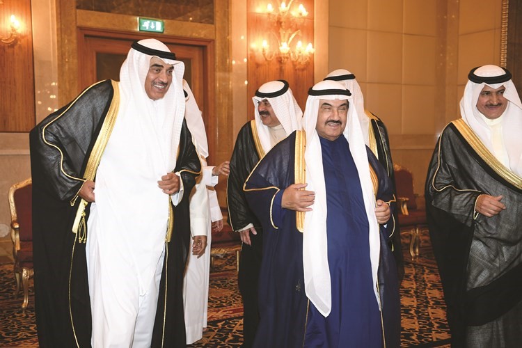 سمو الشيخ ناصر المحمد لدى وصوله وفي استقباله الشيخ صباح الخالد﻿