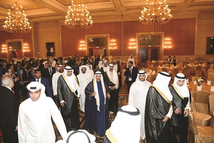 سمو الشيخ ناصر المحمد والشيخ صباح الخالد وجموع من الحضور 	قاسم باشا﻿