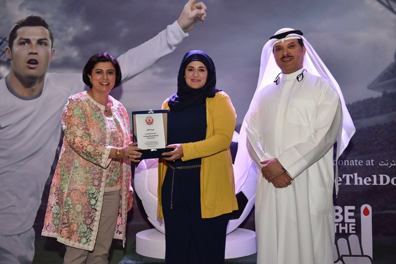 درع تكريم الانباء تتسلمه الزميلة حنان عبدالمعبود